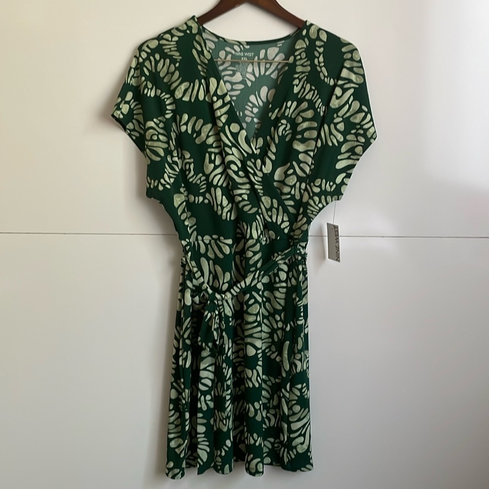 Nine West green print dress in good condition.Never worn. No smells.